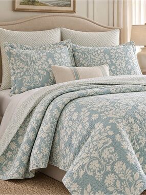 Laura Ashley Rowland 3-Piece Breeze Blue Floral Cotton Full/Queen Quilt Set